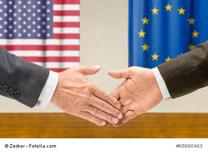 Vertreter der USA und der EU reichen sich die Hand